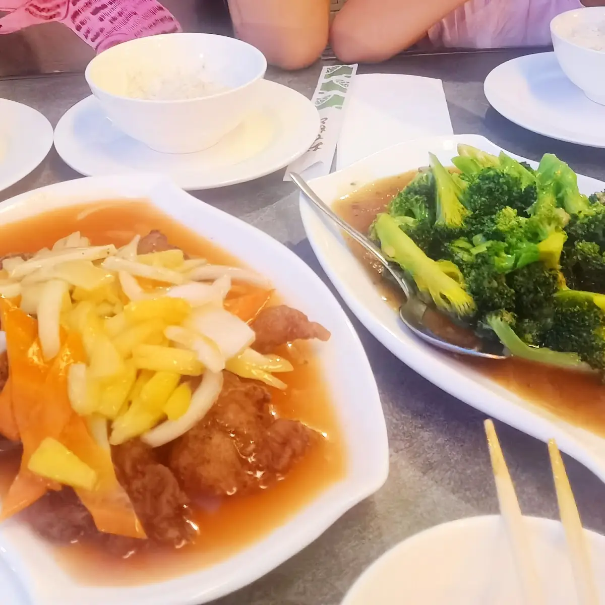 fired beef炒牛肉 sweet and sour fish糖醋鱼 fired broccoli蒜蓉蚝油西生菜